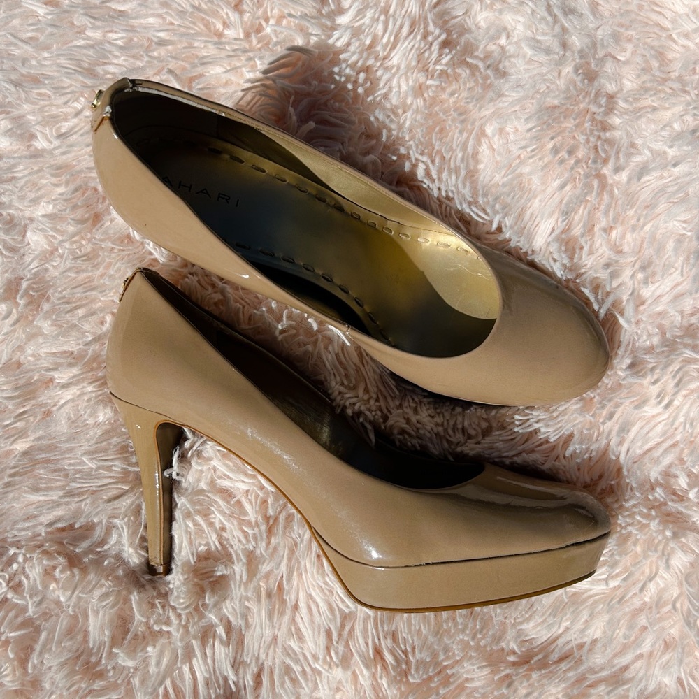 Tahari platform 3 1/2” heels, sz 9 1/2 Excellent condition, beige patent